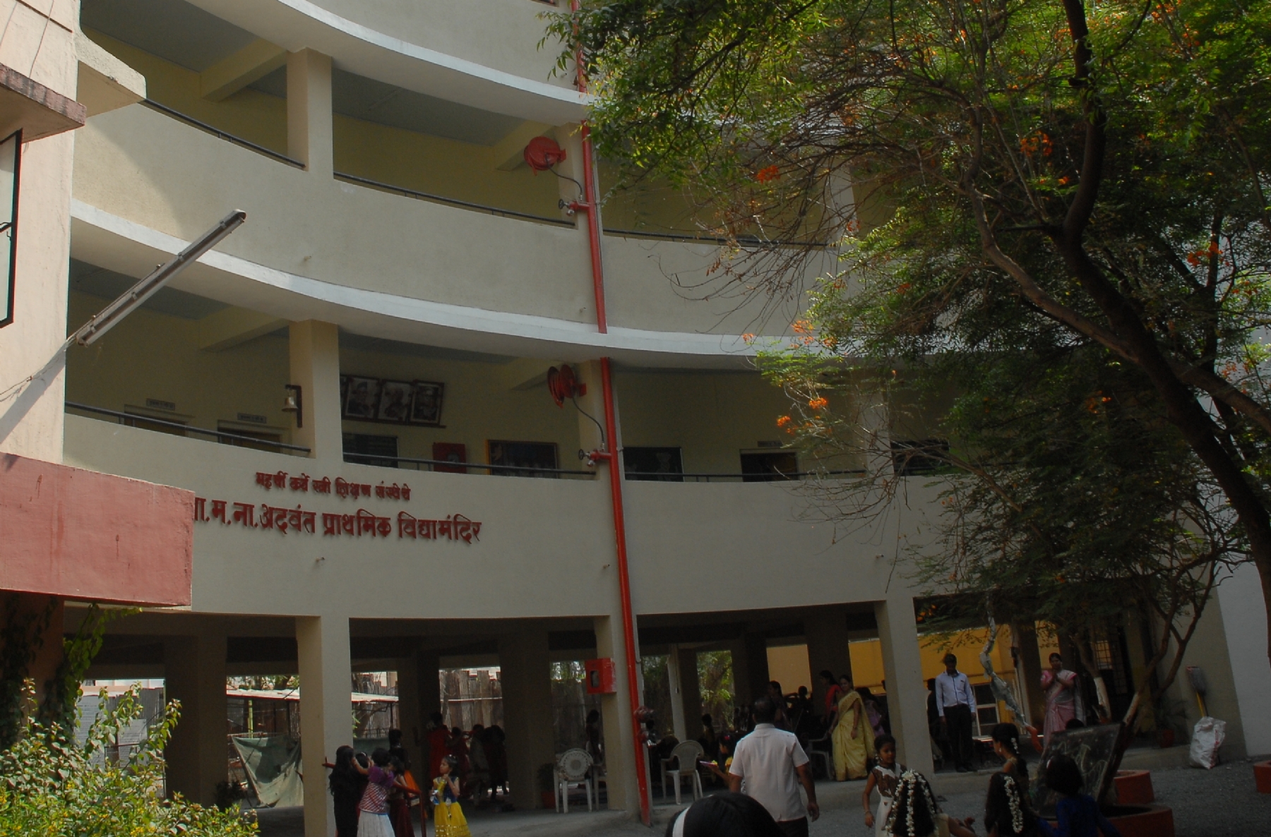 शाळेची इमारत 